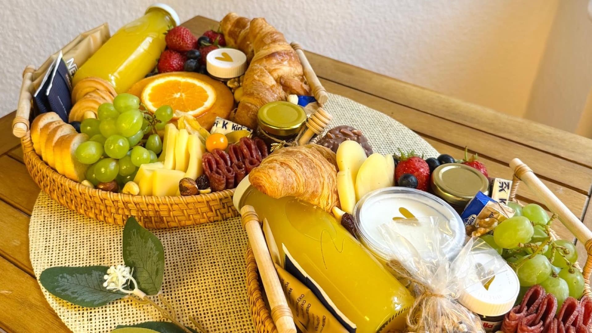 Reich gefüllter Frühstückskorb von MOMENTUM auf hellem Holz im Morgenlicht