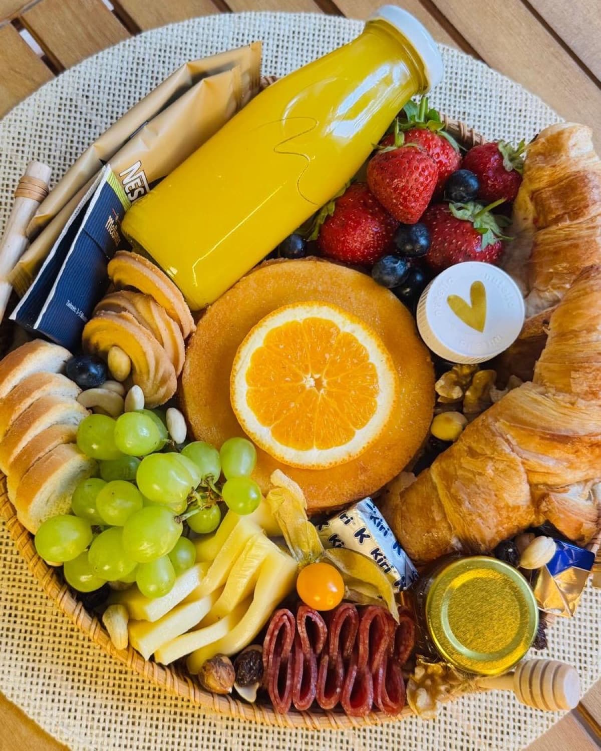 Rustikaler Frühstückskorb Lovely Morning M, reich gefüllt mit Obst und Gebäck