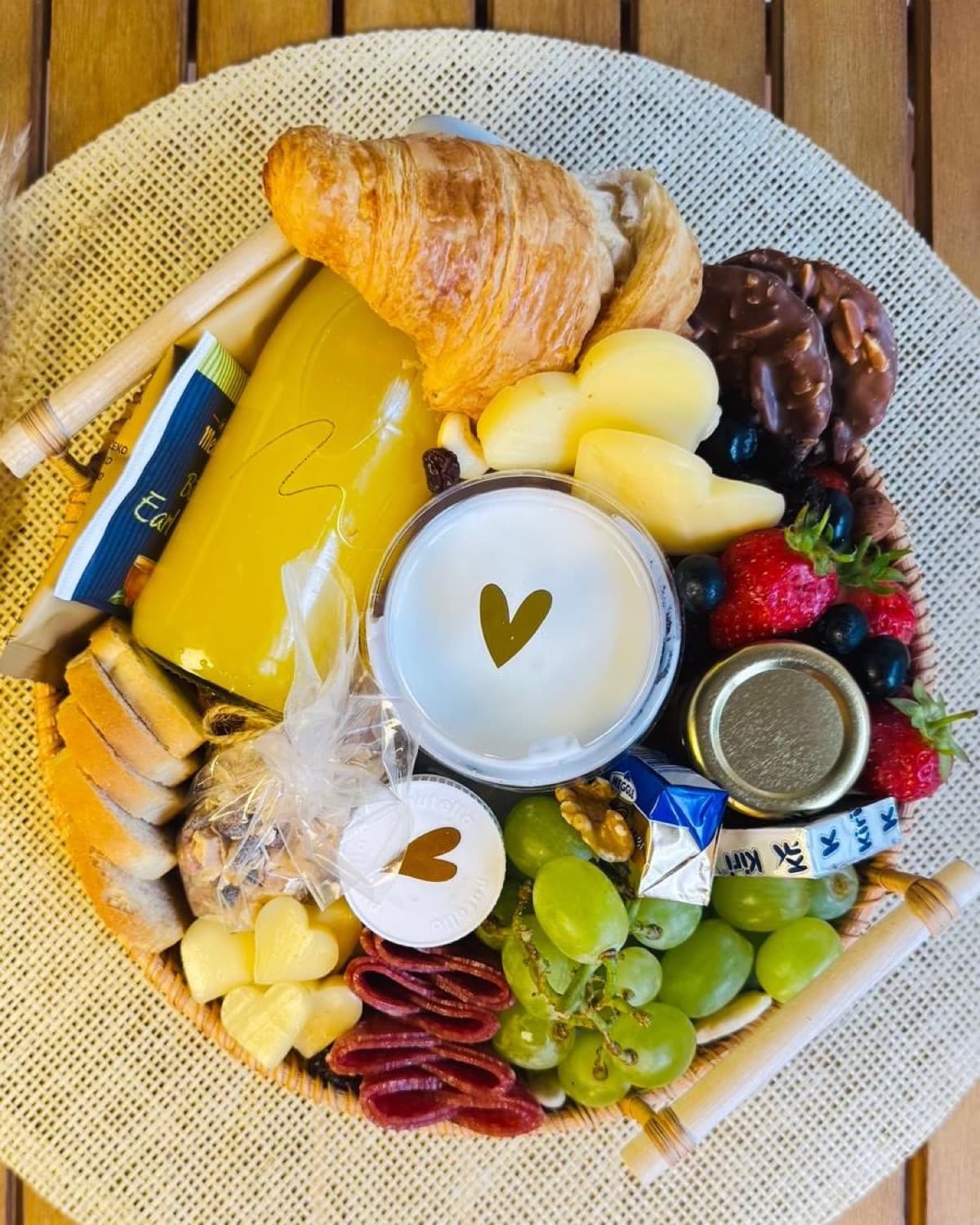 Rustikaler Frühstückskorb Lovely Morning S mit Croissant, Obst und Joghurt
