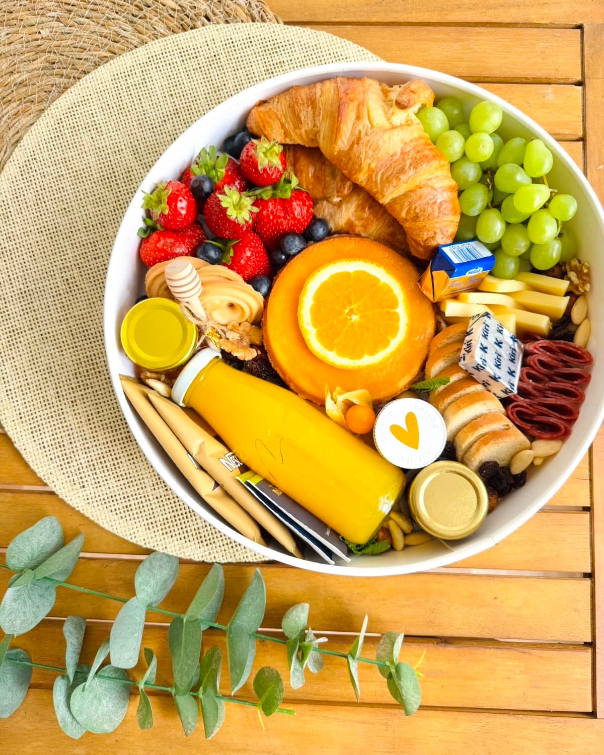 Geöffnete Frühstücksbox Unforgettable Momentum M mit Obst, Croissants und Kuchen